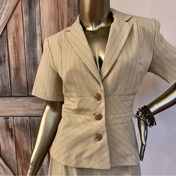 Short Sleeved Tan Pinstripe Skirt Suit Size 6 - Picture 2 of 10